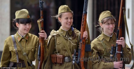 Украин 50 хүртэлх насны эмэгтэйчүүдээ цэрэгт дайчлахаар болжээ
