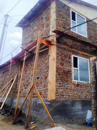 Архангай аймгийн Эрдэнэбулган сумын 4-р багийн иргэн түлээгээр байшин барьжээ