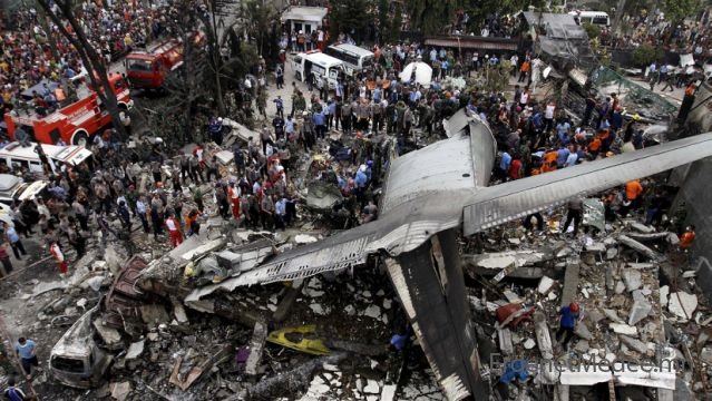 Онгоцны ослоор 100 гаруй хүн амиа алджээ
