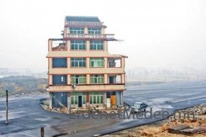 Хятадын авто замын гол дахь байшин /фото/