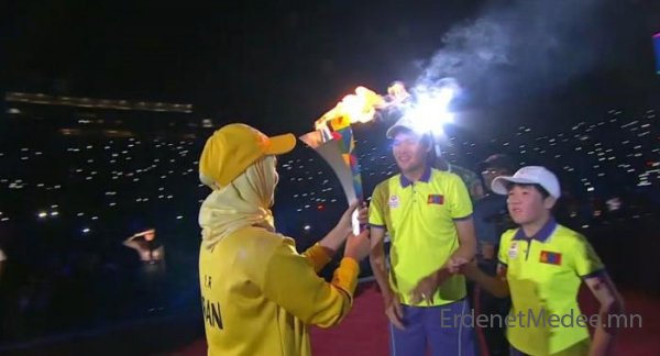 Монгол Улсын тамирчид Тусгай олимпийн бамбарыг асаав