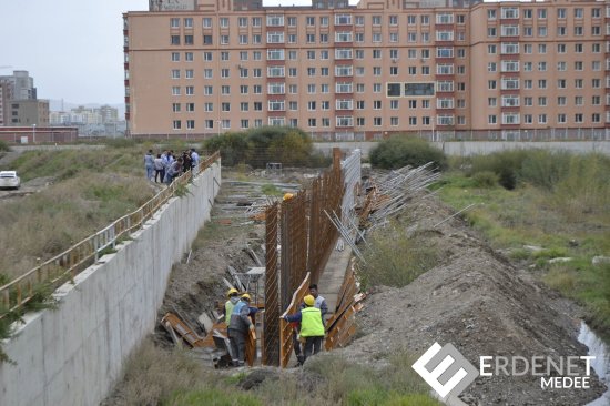 Хамгаалалтын даланд хууль бусаар барилга барьж байсныг зогсоолоо