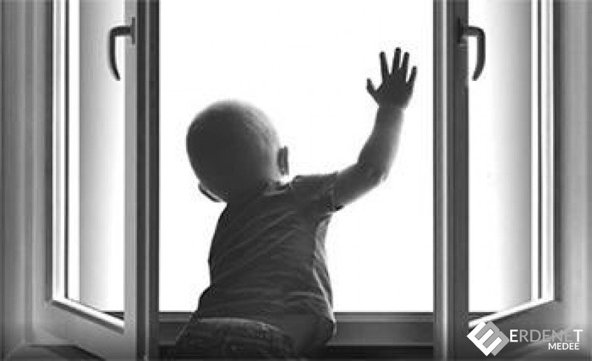 Орхон аймагт бага насны хүүхэд орон сууцны цонхоор унаж амь насаа алджээ